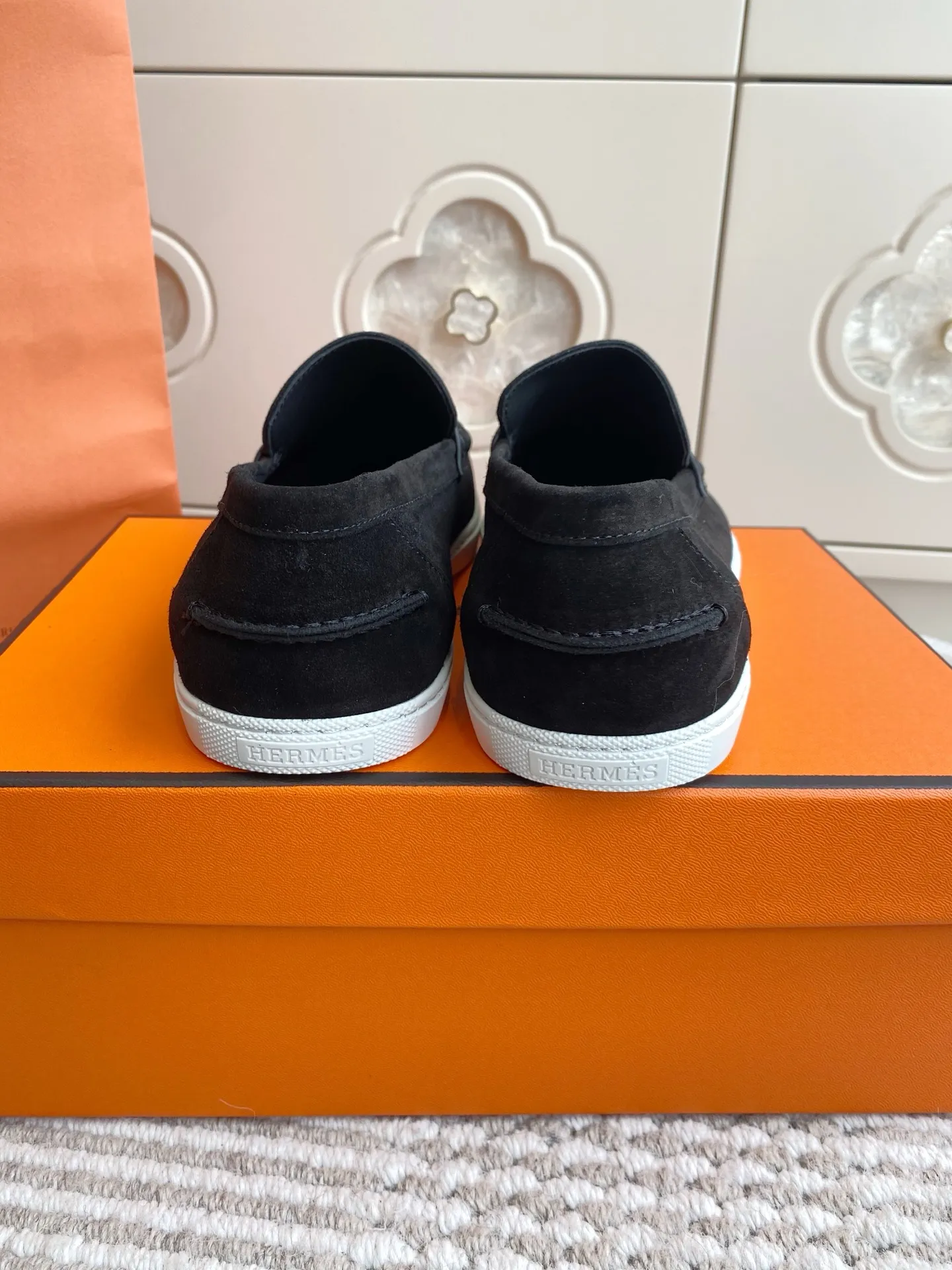 p560✨Hermes Couple Loafers｜Walking in the urban high-end, easily wearing Hermès temperament✨Who says luxury and comfort can’t have both?  This pair of H’s classic loafers really does it!  ▪️"Customized imported Yangjing fabric" is soft and delicate ▪️"Full sheepskin lining" + "soft-soled shoes" design. Your feet will be healed the moment you put them on~ It's like stepping on clouds☁️You won't feel tired after walking all day!  The iconic "H" buckle is low-key and luxurious. It is matched with a rubber outsole. It is lightweight and stylish. Whether you are commuting or shopping, you can easily achieve casual urban style🏙 Can be worn by couples. Full range of sizes, girls 35-41 | boys 39-45. Wear them together when going out. Sweet and high-end💑 Original mold opening. Details are in place. Those who understand will be attracted at a glance ️❤️ #Hermès loafers #coupleshoes #lightweight and versatile shoes